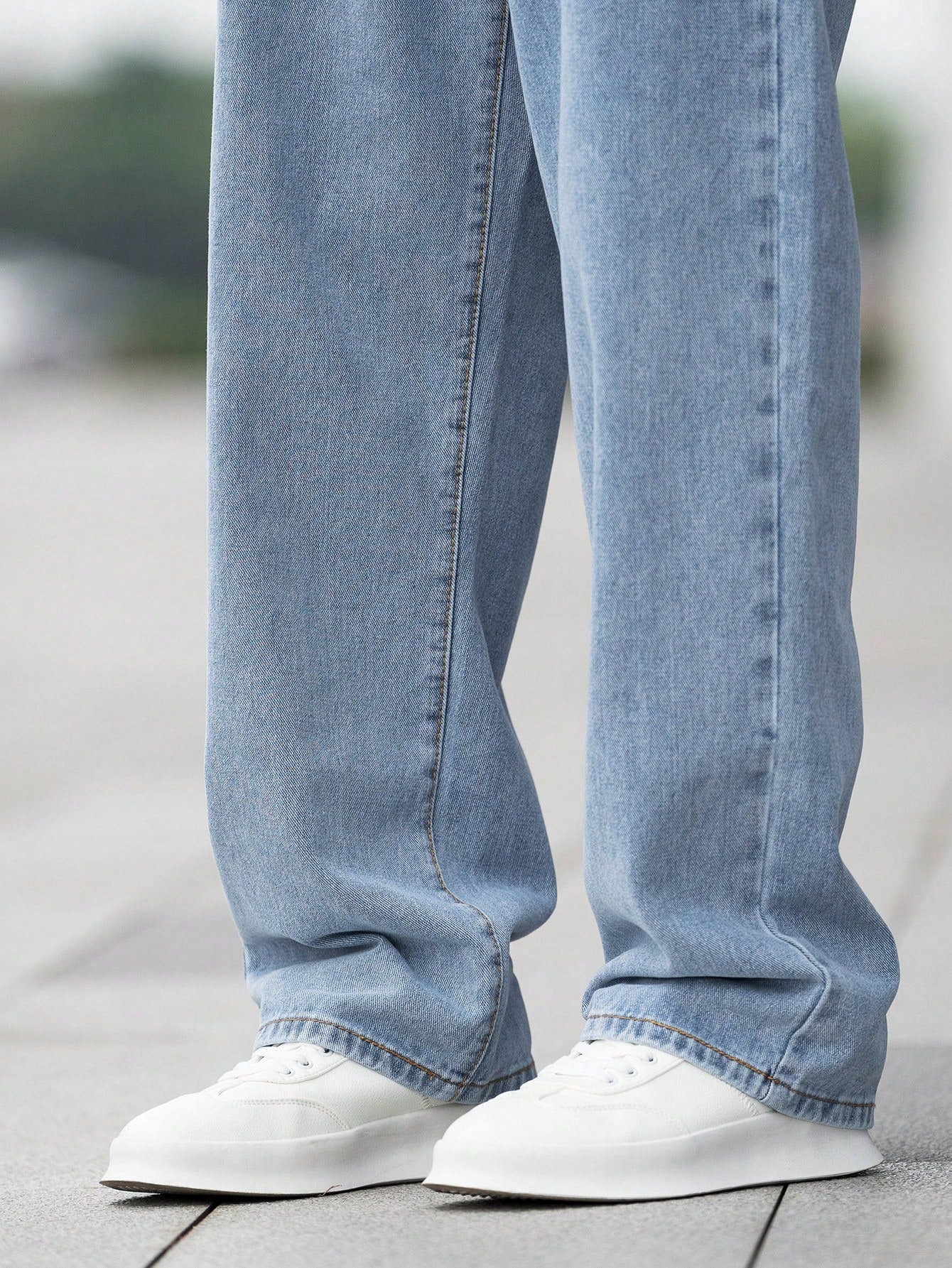 Manfinity Hypemode Loose Fit Men's Cotton Jeans With Slant Pockets Baggy Long Washed Skater Jean Cargo Plain Light Blue Going Out Y2K Friends Light Wash