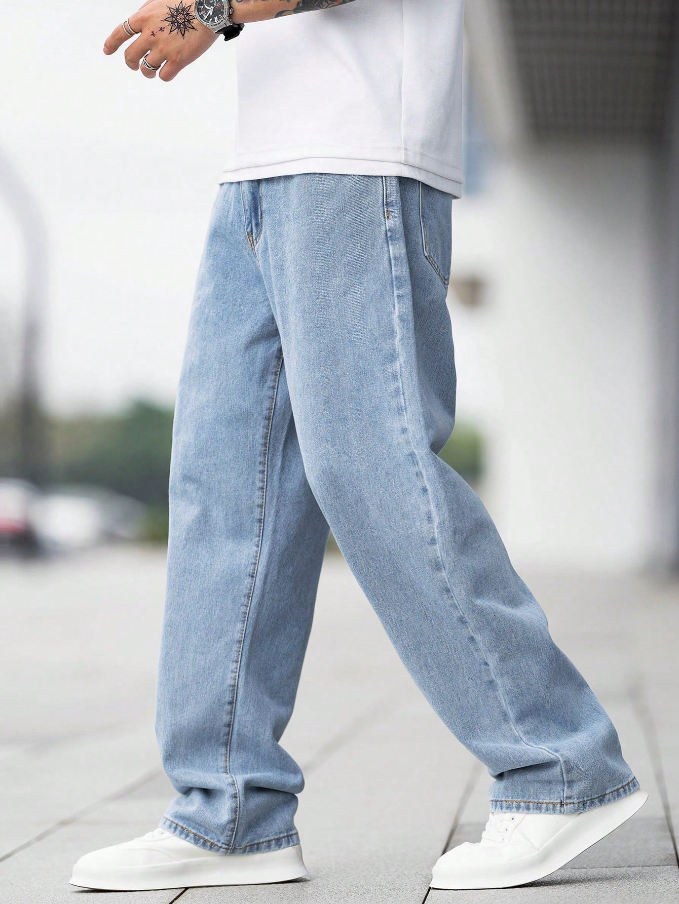 Manfinity Hypemode Loose Fit Men's Cotton Jeans With Slant Pockets Baggy Long Washed Skater Jean Cargo Plain Light Blue Going Out Y2K Friends Light Wash