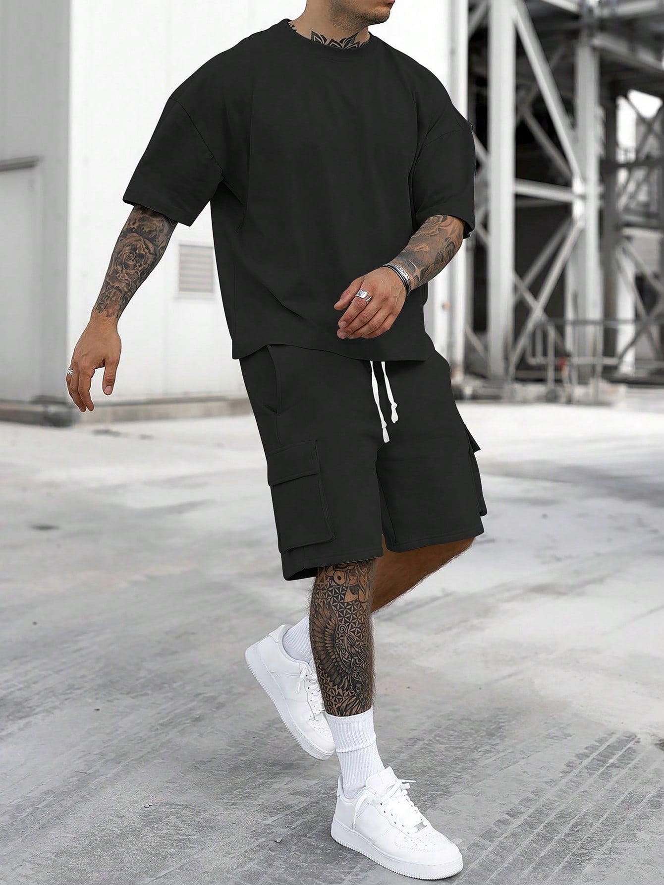 Manfinity Homme Men's Solid Color Short Sleeve Round Neck T-Shirt And Drawstring Waist Shorts 2pcs/Set Black