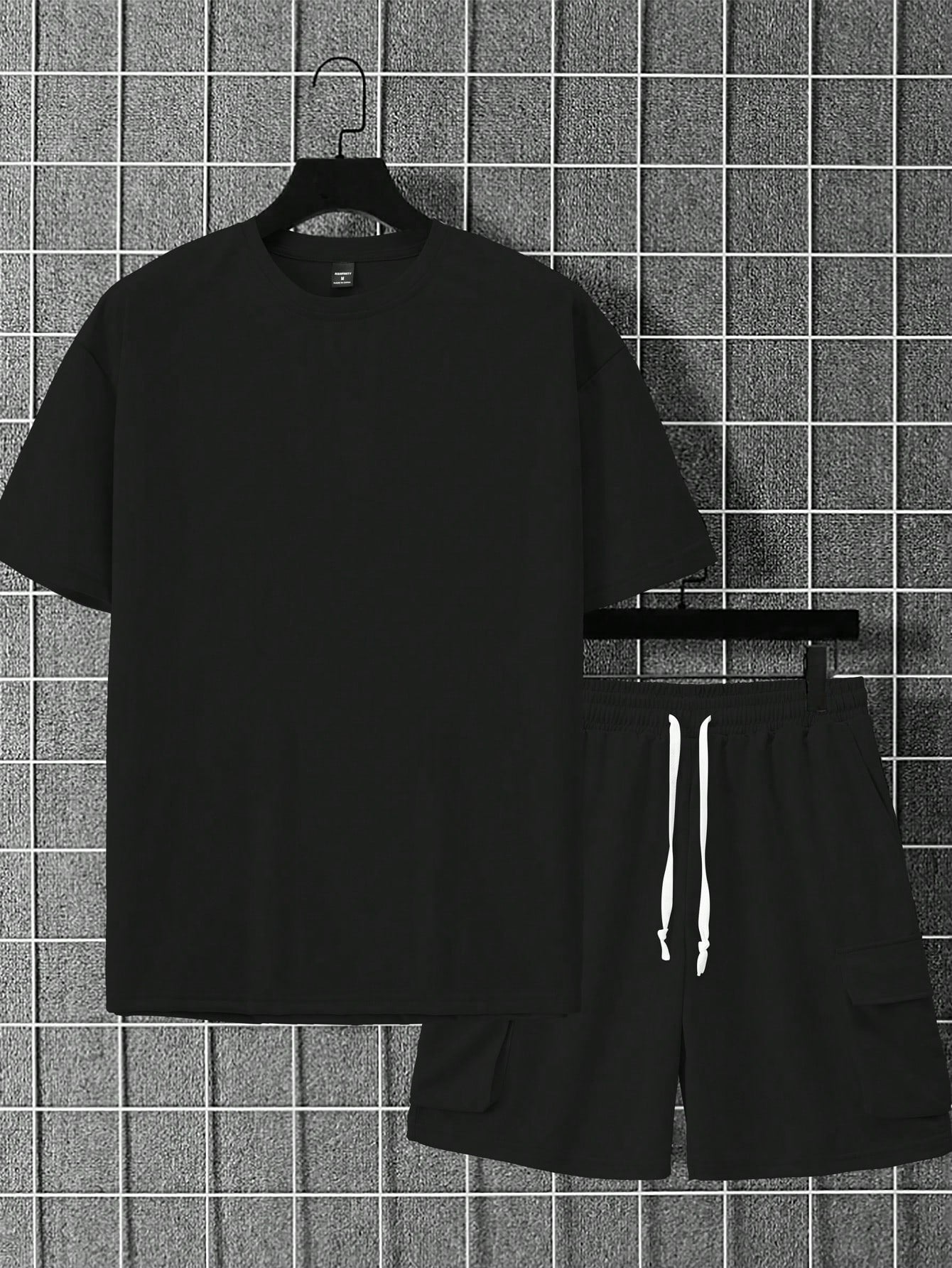 Manfinity Homme Men's Solid Color Short Sleeve Round Neck T-Shirt And Drawstring Waist Shorts 2pcs/Set Black