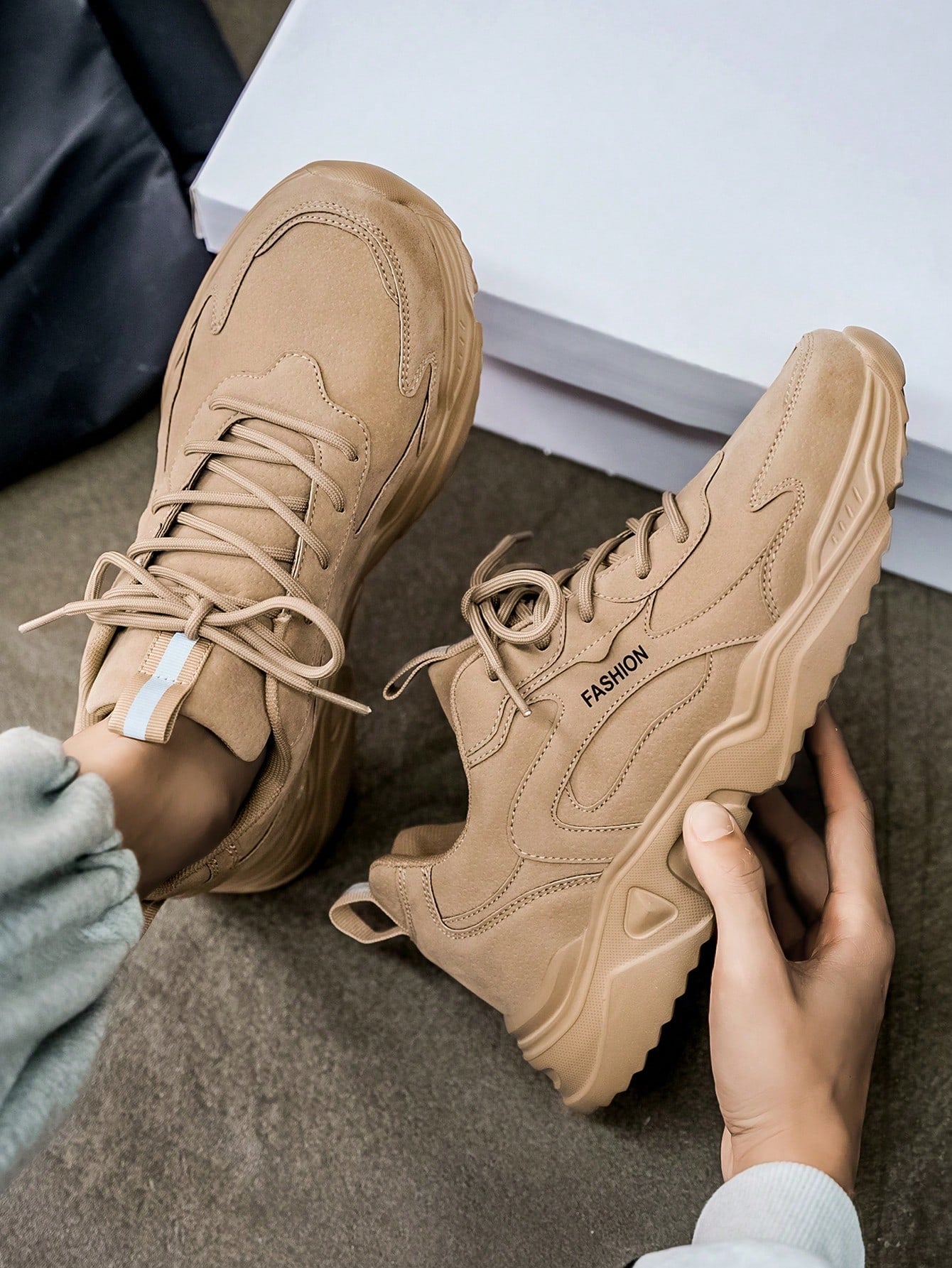 Men's Letter Print Spliced Lightweight Breathable Anti-Slip Hiking Shoes, Fashionable Men Sports Shoes & Casual Khaki