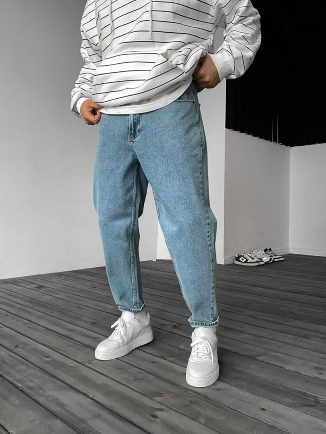 Men Slant Pocket Tapered Jeans Light Wash