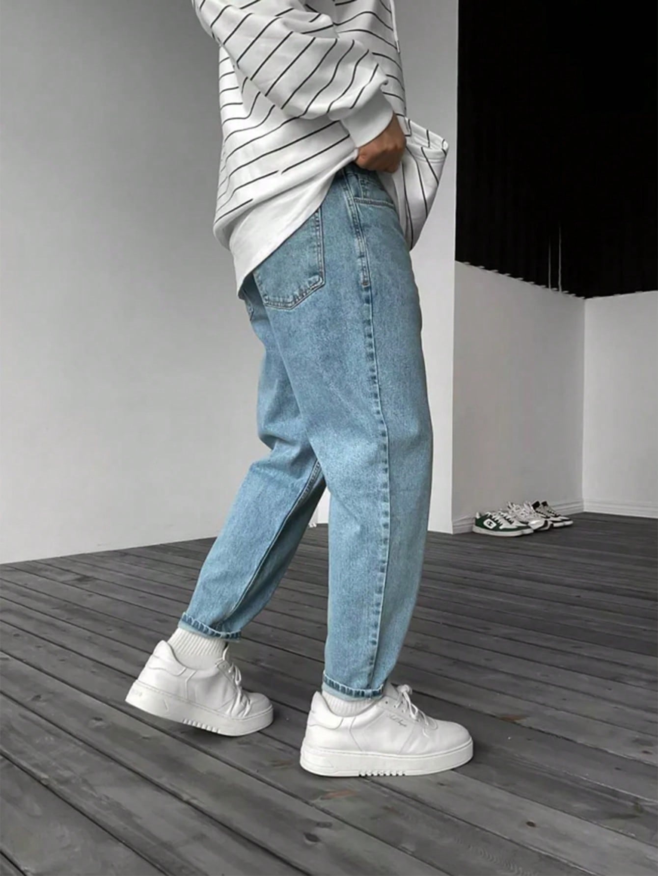Men Slant Pocket Tapered Jeans Light Wash
