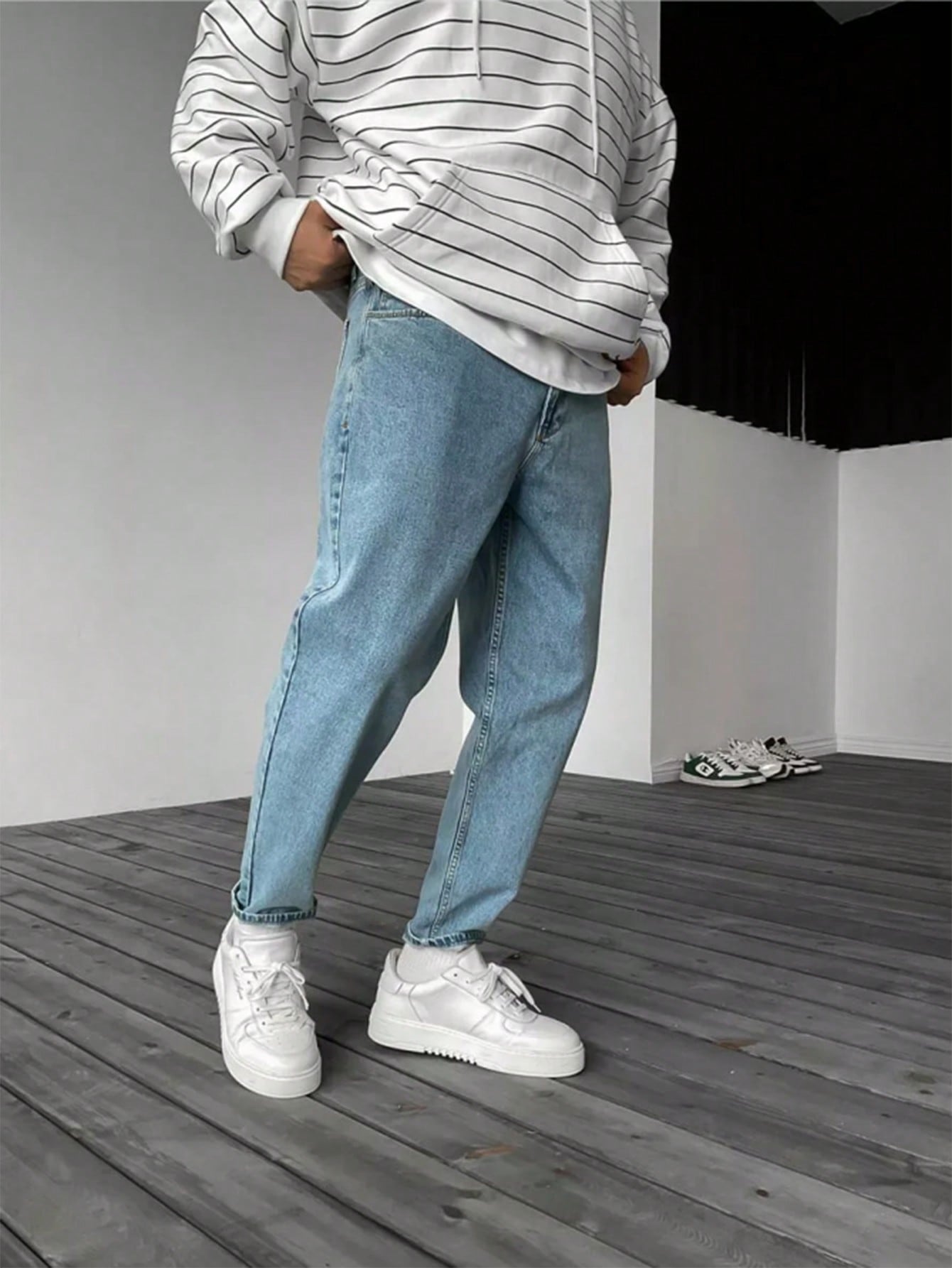Men Slant Pocket Tapered Jeans Light Wash