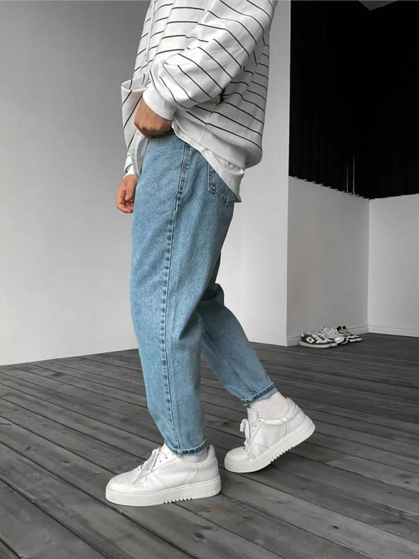 Men Slant Pocket Tapered Jeans Light Wash