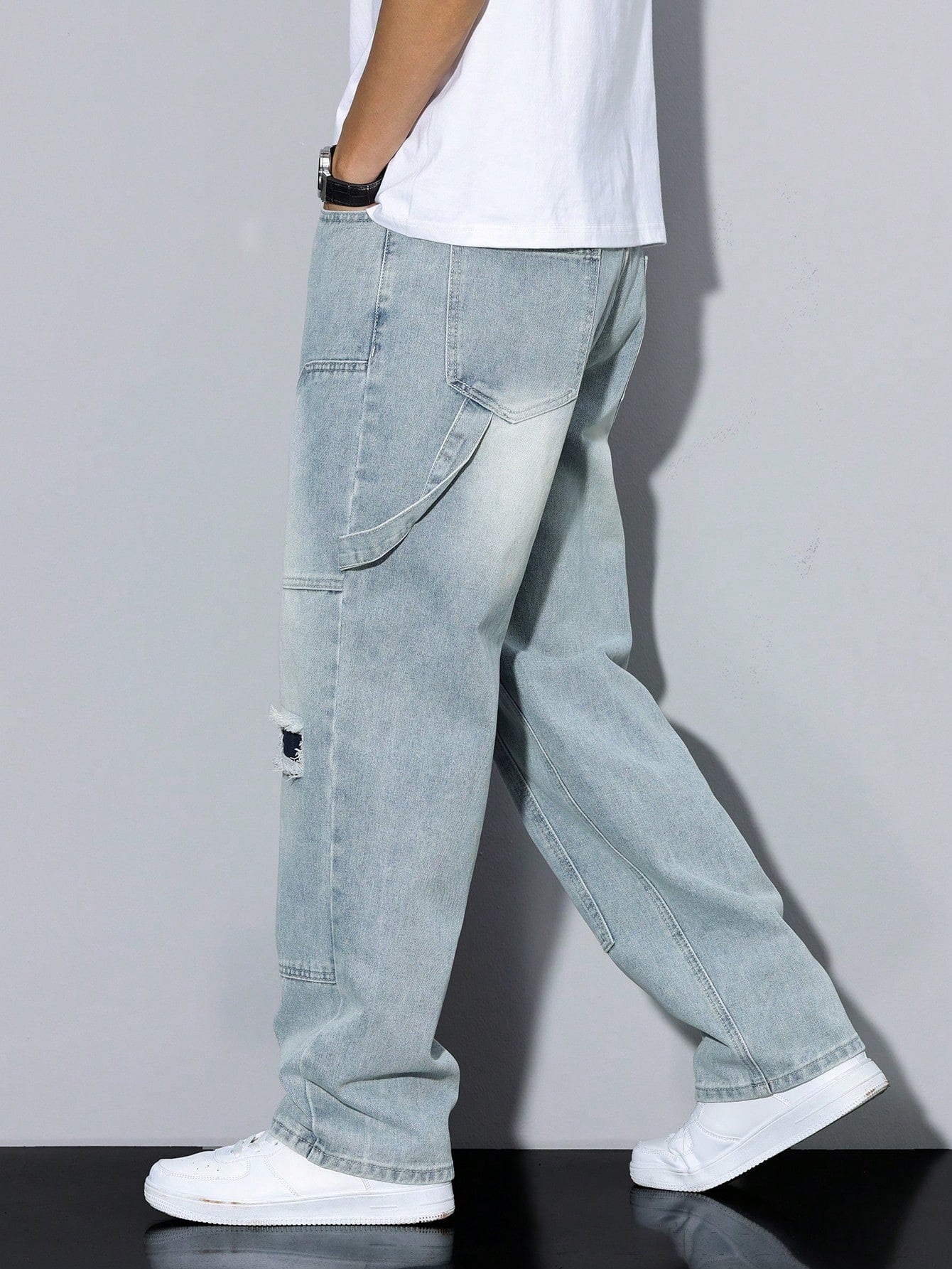 Manfinity RivetRise Men's Simple Ripped Pocket Jeans, Casual Daily Wear Light Wash